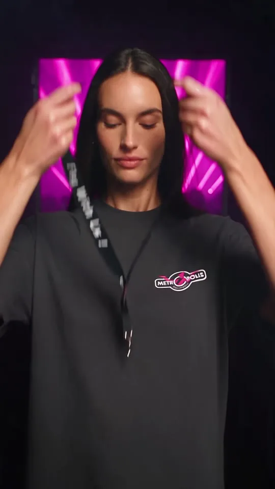 Mannequin créé par IA portant un t-shirt de la boutique Métropolis